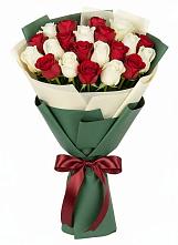 Букет Микс из красных и белых роз в Агинском