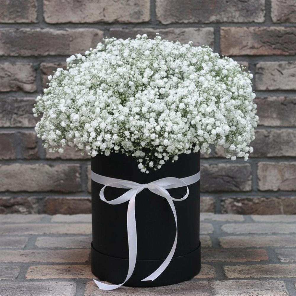 Цветочная композиция из Гипсофила в шляпной коробке в Агинском